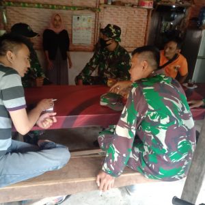 Personel Satgas TMMD/N Ke 111 Kodim 0306/50 Kota Isi Waktu Istirahat Dengan Bercengkerama