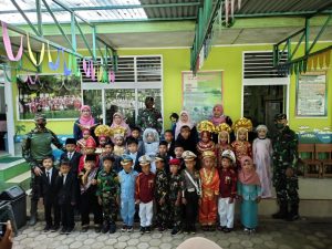 Anggota Satgas TMMD/N Kodim 0306/50 Kota kunjungi TK Al-Hidayah di Nagari Talang Maur