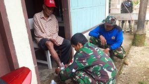 Anggota Satgas TMMD Sediakan Pengobatan Gratis Untuk Warga