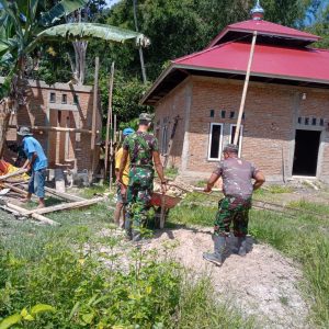 Anggota Satgas TMMD/N ke 111 Bantu Warga Dalam Pembangunan Mushala