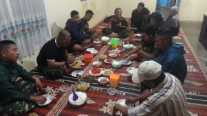 Anggota Satgas TMMD Menerima Jamuan Makan Malam Khusus Dari Warga