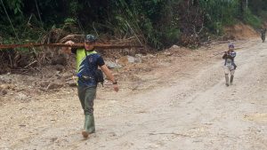 Tak Kenal Lelah Dalam Bertugas, Anggota Satgas TMMD Tetap Bekerja Di Bawah Hujan