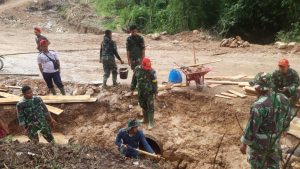Anggota Satgas TMMD Lanjutkan Pembuatan Bak Air Kontrol di Lokasi Jalan Baru