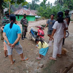 Anggota Satgas TMMD Lakukan Sosialisasi Vaksinasi Kepada Warga
