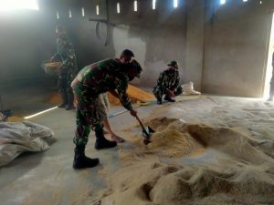 Anggota Satgas TMMD/N ke 111 Lakukan Kunjungan ke Gudang Pakan Ayam