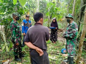 Anggota Satgas TMMD Kunjungi Warga ke Kebun Untuk Melakukan Komsos