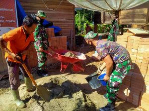 Anggota Satgas TMMD Kodim 0306/50 Kota Bantu Warga Dalam Pembangunan Rumah