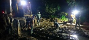 Raung Bulldozer Temani Satgas Kodim 0204/DS Pasang Mal Pengecoran Jalan TMMD Hingga Malam