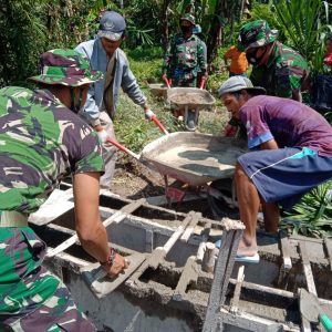 Anggota Satgas TMMD Bersama Masyarakat Membangun Irigasi