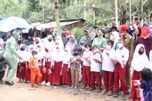 Antusias Murid Sekolah Dasar Menyambut Kedatangan Danrem 032/wbr di Lokasi TMMD ke 111