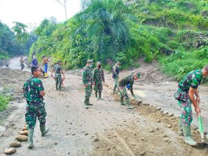 Kreasi Satgas Kodim 0204/DS Susun Batu Koral Jadi Pembatas Tepi Jalan TMMD