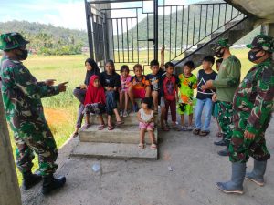 Anggota Satgas TMMD/N Berikan Edukasi Penggunaan HP Pada Anak-anak