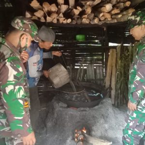 Anggota TMMD/N Kodim 0306/50 Kota Menimba Ilmu Bersama Pengrajin Gula Aren