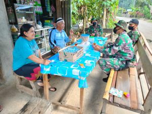 Anggota Satgas Lakukan Komunikasi Sosial dengan Warga Nagari Maek