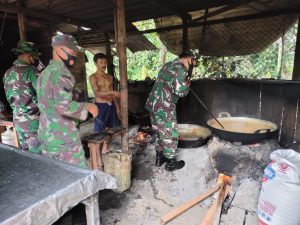 Belajar Bersama Masyarakat, Anggota TMMD/N Kodim 0306/50 Kota Menimba Ilmu Bersama Pengrajin Gula Aren