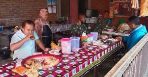 Warung Kopi Menjadi Tempat Silaturrahmi Bagi Personel Satgas TMMD Ke 111 Kodim 0306/50 Kota