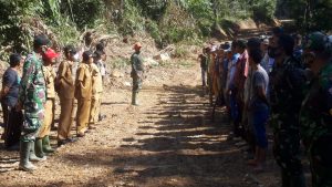 Anggota Satgas TMMD/N ke 111 Kodim 0306/50 Kota Laksanakan Apel Pagi Bersama Warga