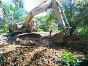 Untuk Menyingkirkan Lumpur, Satgas TMMD Kodim 0204/DS Kerahkan Backhoe