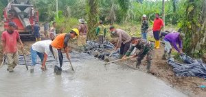 Tak Mau Ketinggalan, Wakapolsek Bangun Purba Ikut Ngecor Jalan TMMD Kodim 0204/DS