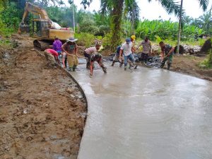 Sinergi TNI-Polri Percepat Pengecoran Jalan TMMD Kodim 0204/DS