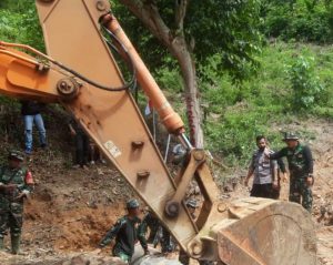 Dansatgas TMMD/N ke 111 Langsung Turun Tangan Dalam Pemasangan Gorong-gorong