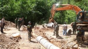Hujan Deras Menyumbat Gorong-gorong, Anggota Satgas Turun Tangan