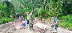 Suhu Panas Membakar Kulit Makin Bangkitkan Semangat Satgas TMMD Kodim 0204/DS Pacu Pekerjaan