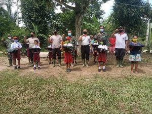 Peduli Pendidikan Anak Desa, Dansatgas TMMD Kodim 0204/DS Bagikan Buku dan Tas Sekolah