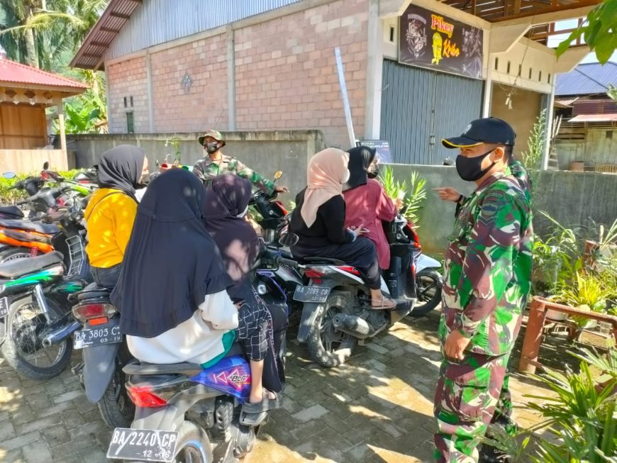 Anggota Satgas TMMD Beri Peringatan Prokes Pada Remaja Nagari Talang Maur 2 IMG 20210712 WA0043