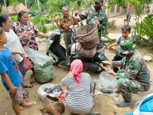 Anggota Satgas Terus Ingatkan Warga Tentang Prokes Dan Vaksinasi