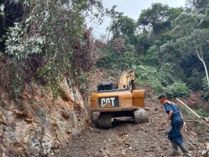 Anggota Satgas Terus Pantau Kerja Alat Berat Yang Sedang Membuka Jalan Menuju Nagari Maek