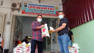 Pewarta Berikan Sembako Pada Jurnalis Terdampak PPKM Darurat