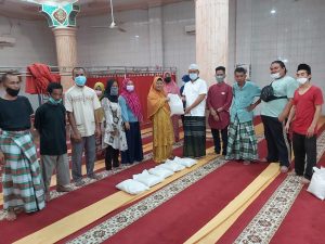 Sholat Idul Adha, Ketua Pewarta Berbagi Sembako Pada Kaum Dhuafa