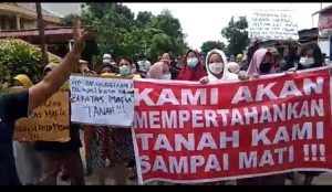 Dianggap Bersekongkol dengan Mafia Tanah, Warga Pulo Brayan Demo Kepling 9