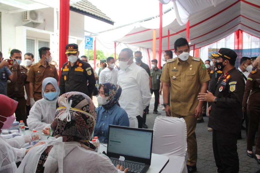 Vaksinasi, Mendorong Herd Immunity Memutus Rantai Penyebaran Covid-19 2 Kajatisu IBN Wiswantanu bersama Gubsu Edy Rahmayadi dan Walikota Medan Bobby Afif Nasution