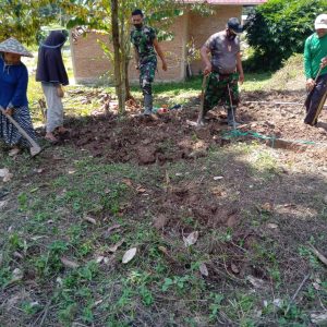 Anggota Satgas TMMD/N ke 111 Melakukan Komsos di Ladang Lintasan Jalan Baru