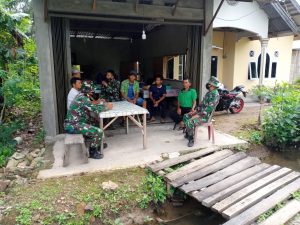 Waktu Senggang Dimanfaatkan Satgas TMMD/N Untuk Komsos Dengan Warga