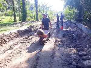 Pakai Angkong, Satgas Kodim 0204/DS Singkirkan Batu Koral di Jalan TMMD
