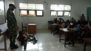 TNI Berikan Pelatihan P3K Kepada Siswa-Siswi SMA di Papua