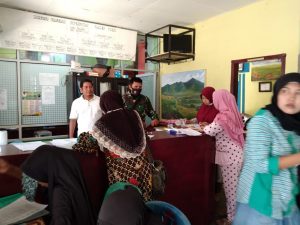Personil Satgas TMMDN Kodim 0306/50 Kota Bantu Warga Dalam Proses Pengambilan e-KTP