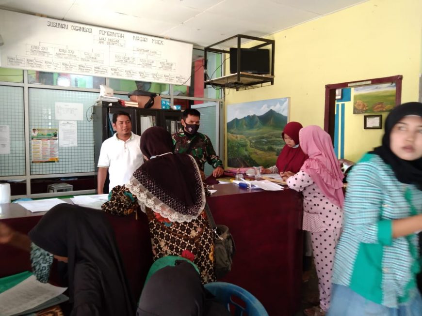 Personil Satgas TMMDN Kodim 0306/50 Kota Bantu Warga Dalam Proses Pengambilan e-KTP
