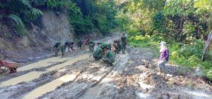 Respon Cepat Satgas Kodim 0204/DS Atasi Kubangan Lumpur di Jalan TMMD