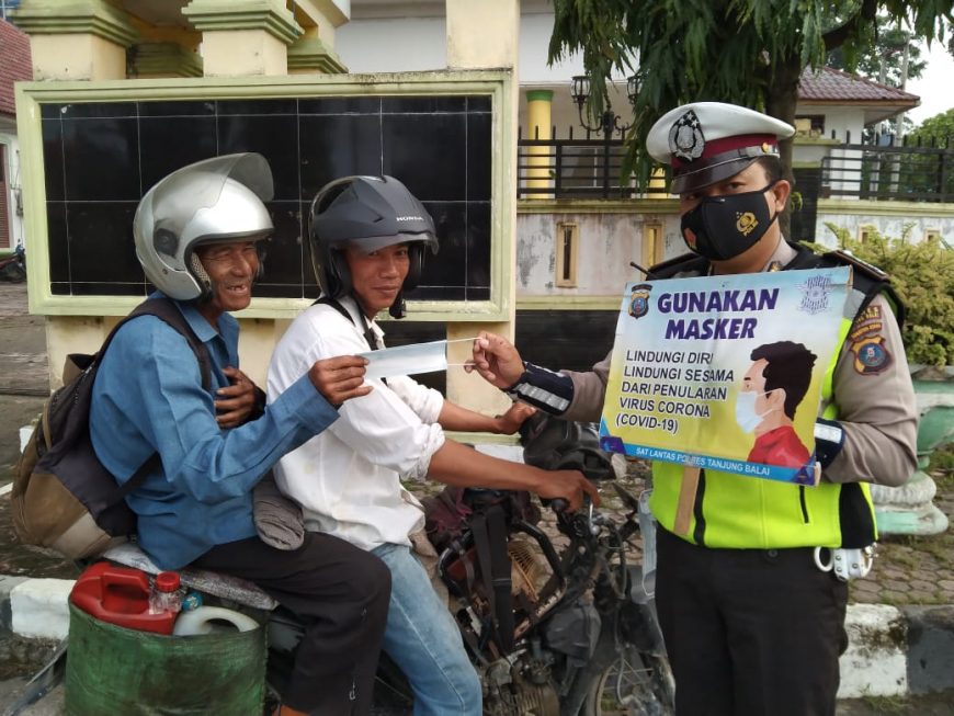 Bagikan Masker Gratis; Kreta, Beca, Mobil dan Bus Dicegat Polisi
