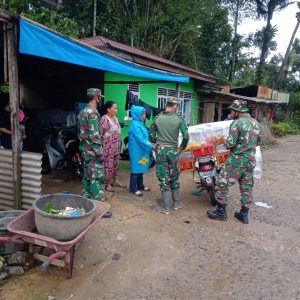 Anggota Satgas TMMD Manunggal Bersama Masyarakat