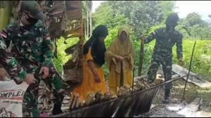 Syukuran Bersama Warga, TNI Ajarkan Pembuatan Lemang di Papua