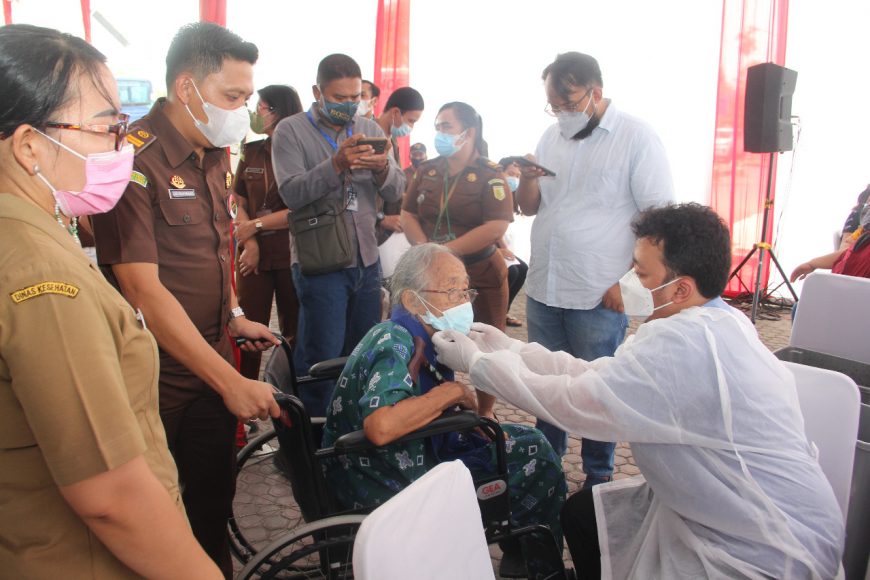 Vaksinasi, Mendorong Herd Immunity Memutus Rantai Penyebaran Covid-19 3 peserta lansia menjalani vaksinasi