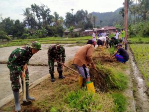 Wujudkan Lingkungan Bersih, Personil Satgas TMMDN Kodim 0306/50 Kota Ajak Warga Gotong Royong