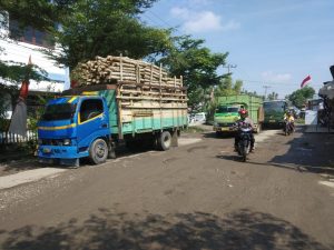 Truk Galian C dan Mobil Sarat Muatan Rusaki Jalan Besar Hamparan Perak