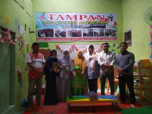 Menyambut Hari Lahirnya, Bunda Derta Sedekahkan Al-Quran ke Anak Nelayan Tradisional