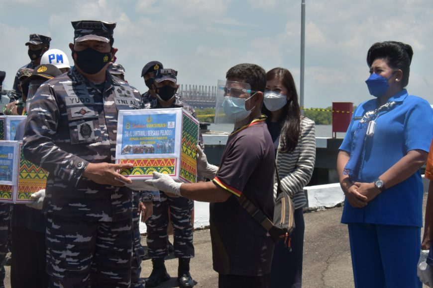 TNI AL dan Ketua Komisi I DPR-RI Bagikan 2000 Paket Sembako 2 TNI AL Bagikan Paket